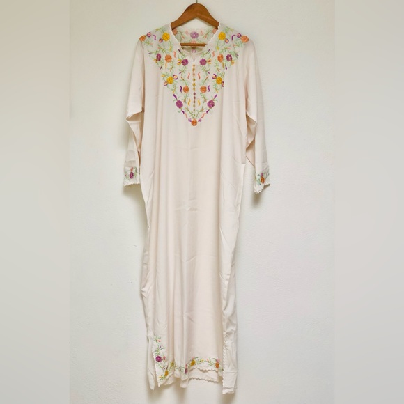 Vintage Dresses & Skirts - Vintage Woman’s Embroidered Kaftan